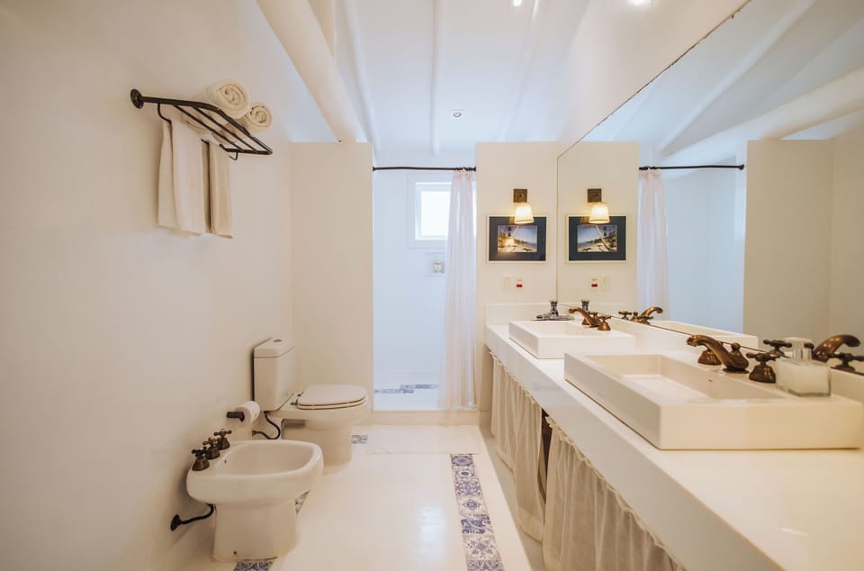 Deluxe Room (Maranta) | Bathroom | Shower, free toiletries, hair dryer, bathrobes