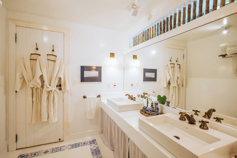 Senior Room, 1 King Bed (Caête) | Bathroom | Shower, free toiletries, hair dryer, bathrobes
