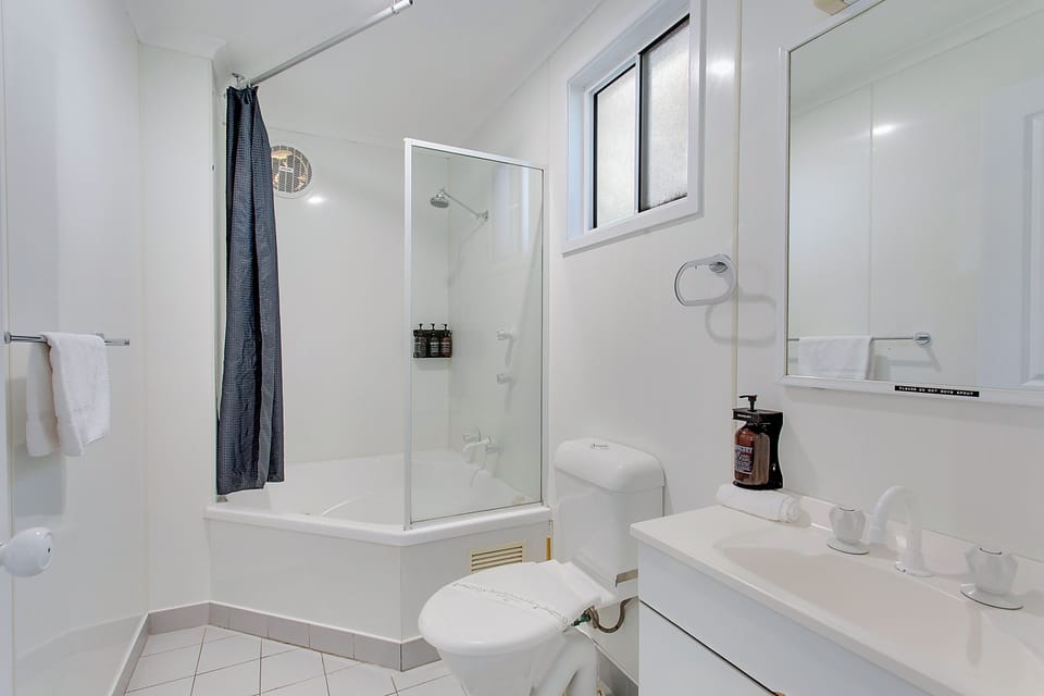 Standard 2 Bedroom Cabin | Bathroom | Free toiletries, towels, soap, shampoo