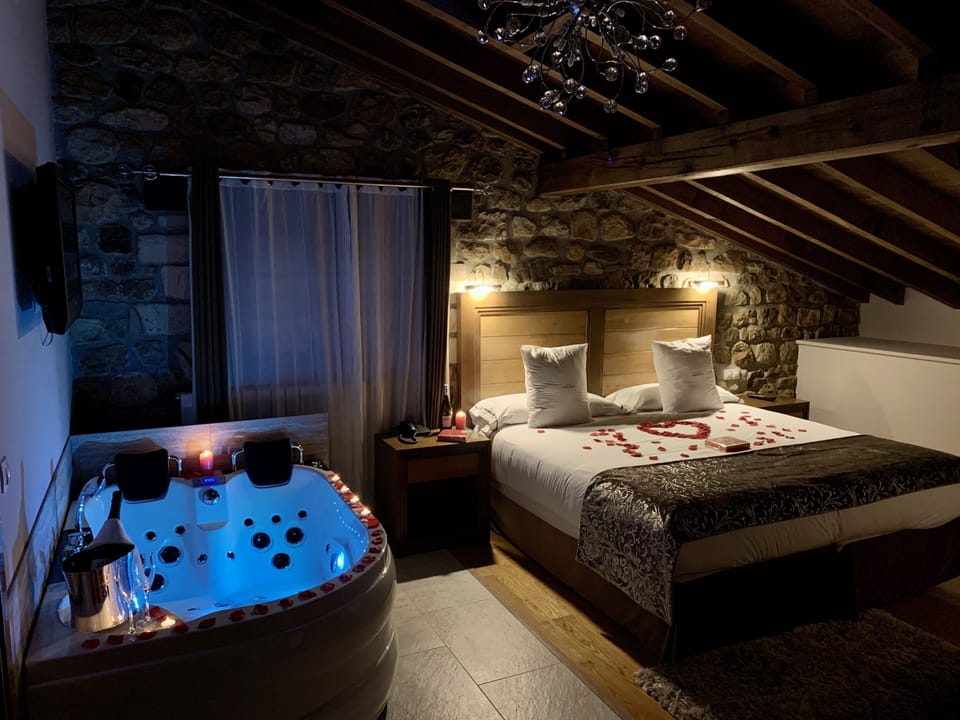 Suite, Accessible, Hot Tub