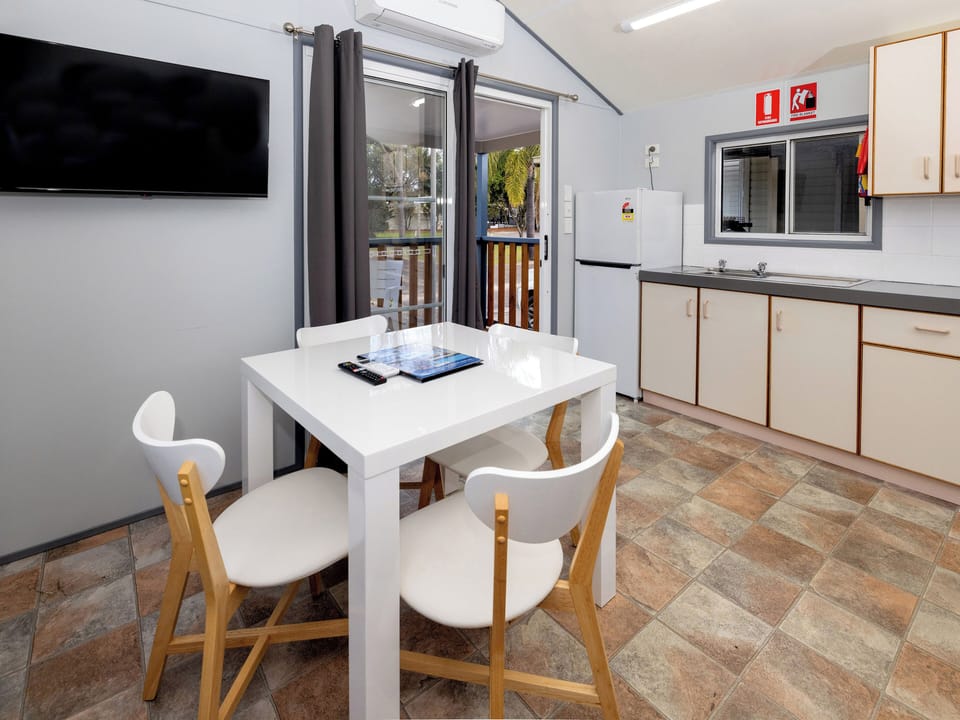 Economy 1 Bedroom Cabin - Pet Friendly | In-room dining