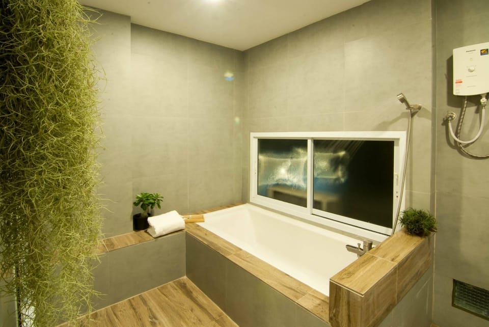 Suite | Deep soaking bathtub