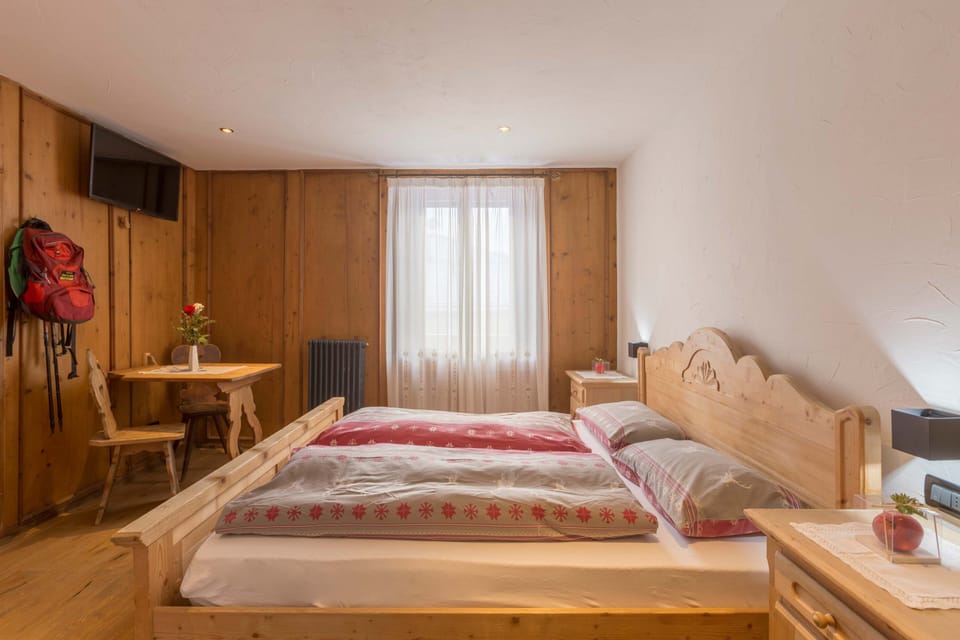 Standard Double Room | Minibar, in-room safe, desk, cribs/infant beds