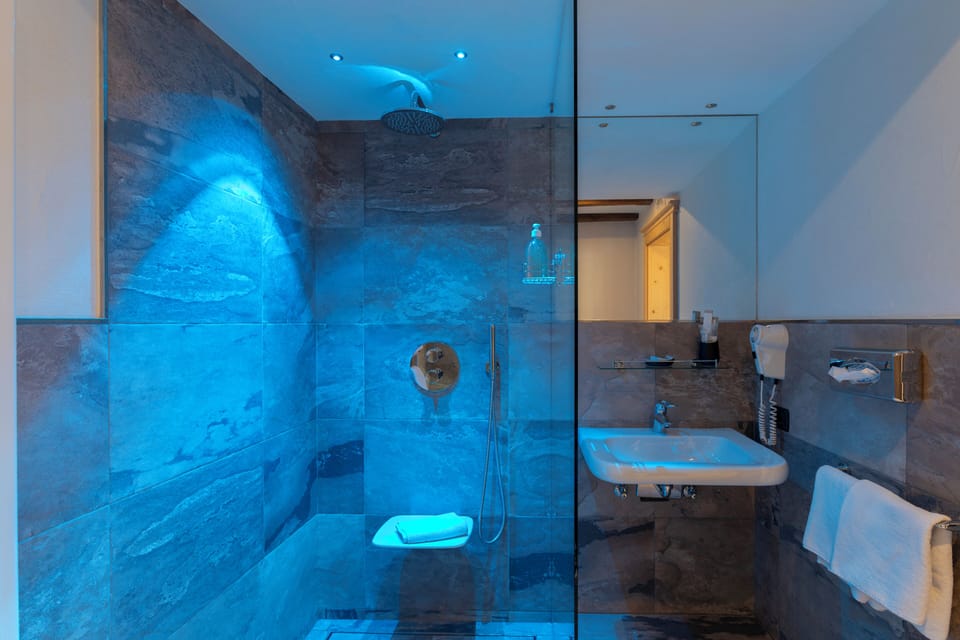 Triple Room | Bathroom | Shower, hair dryer, bidet, towels