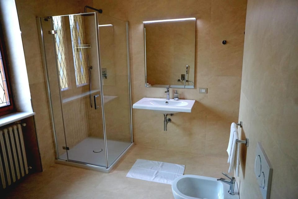 Deluxe Studio Suite, 1 Bedroom, Balcony, Vineyard View | Bathroom | Shower, rainfall showerhead, free toiletries, hair dryer