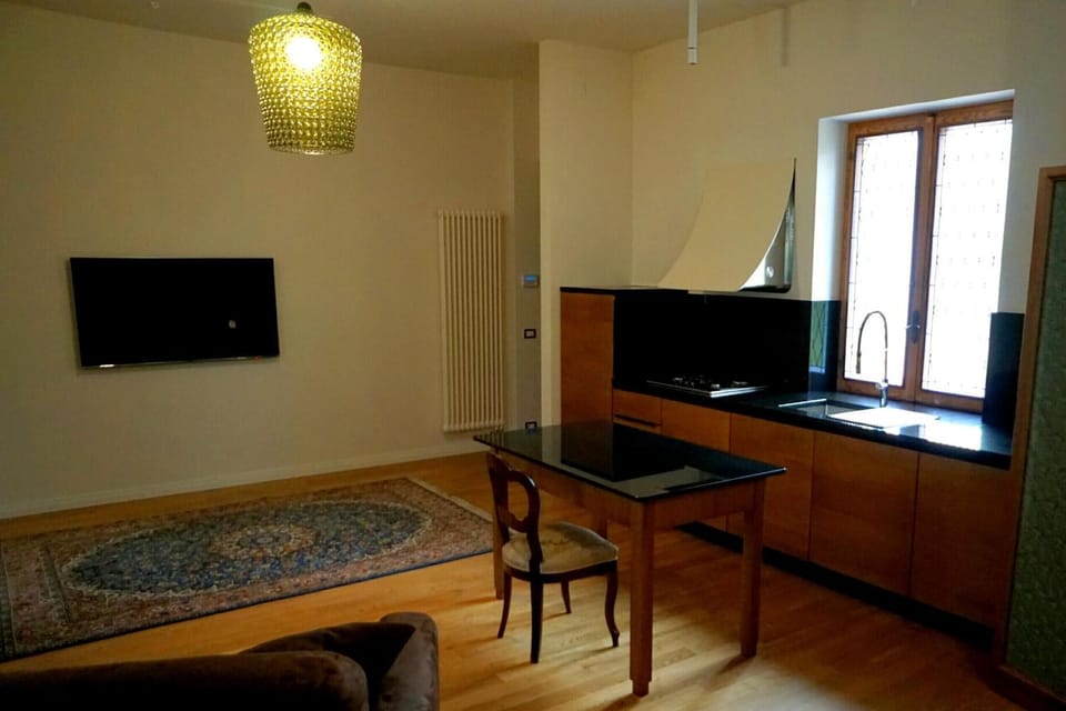 Deluxe Studio Suite, 1 Bedroom, Balcony, Vineyard View | Living room | LCD TV