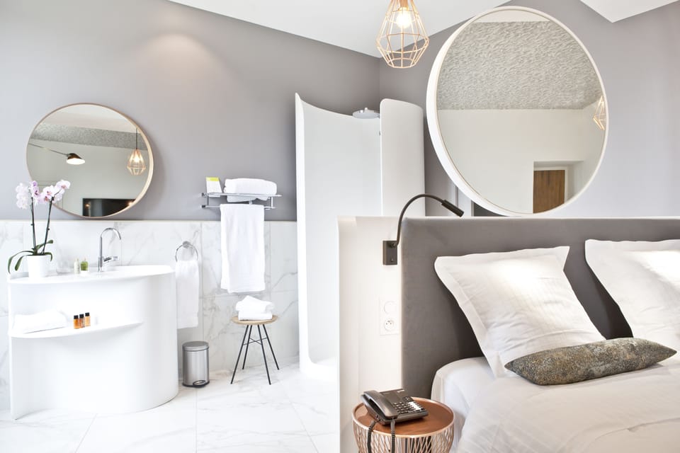 Premium Room, 1 Queen Bed | Bathroom | Free toiletries, hair dryer, bathrobes, slippers