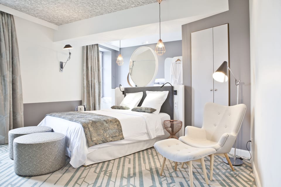 Premium Room, 1 Queen Bed | Minibar, in-room safe, soundproofing, free WiFi