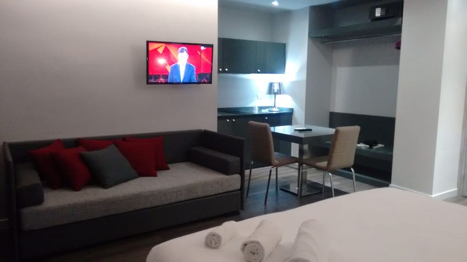Suite, 1 Bedroom | Premium bedding, minibar, in-room safe, desk