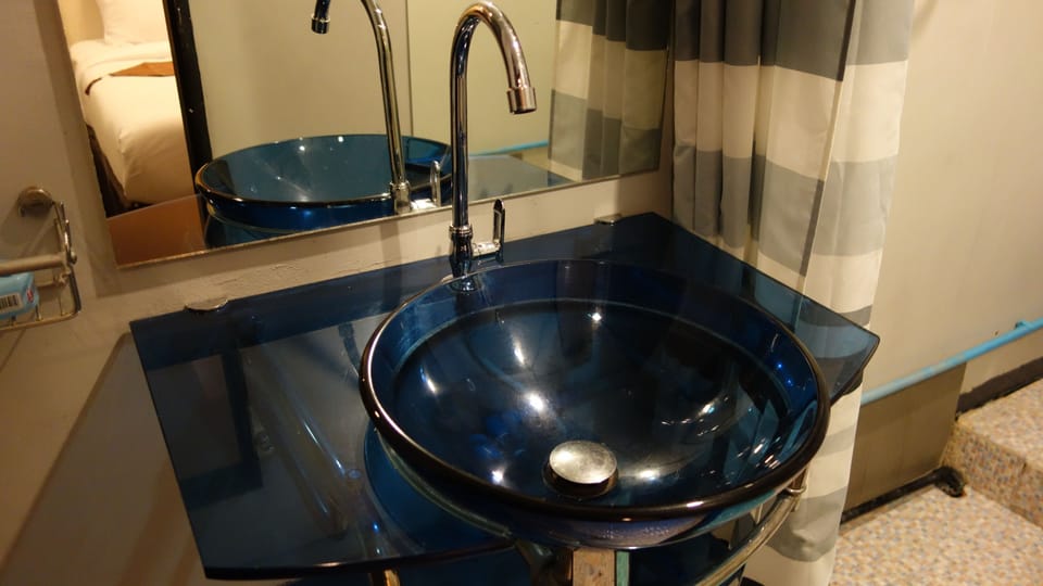 Single Room | Bathroom | Shower, free toiletries, towels