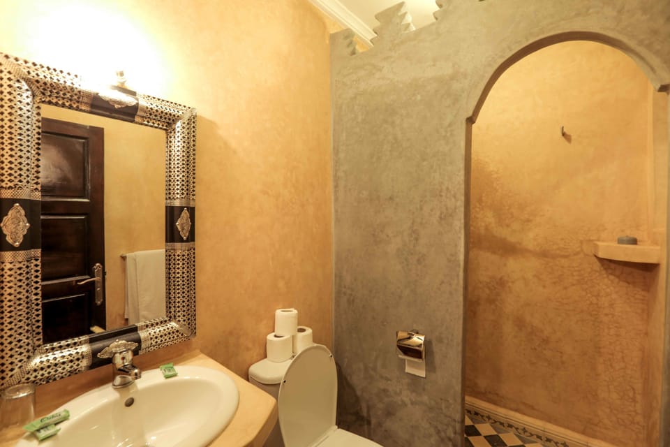 Triple Room | Bathroom | Shower, free toiletries, hair dryer, towels