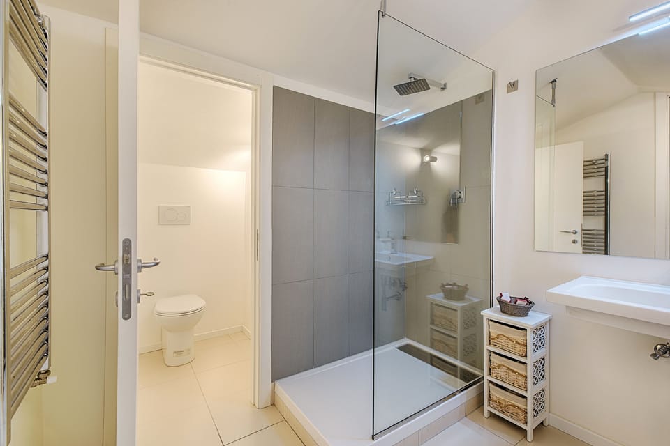 Panoramic Apartment, 2 Bedrooms | Bathroom | Shower, free toiletries, hair dryer, towels