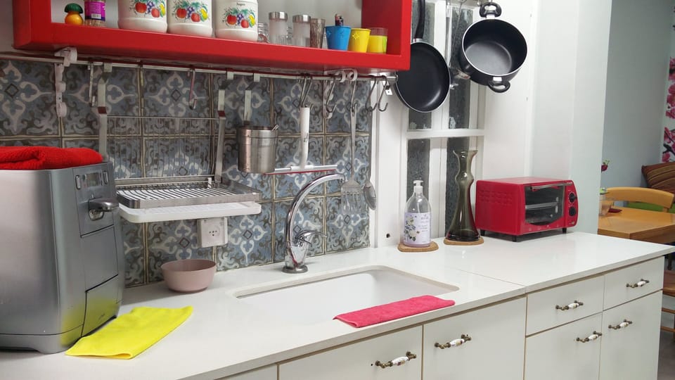 Family Suite, 2 Bedrooms, Non Smoking, Kitchen | Private kitchen | Full-size fridge, microwave, coffee/tea maker, freezer
