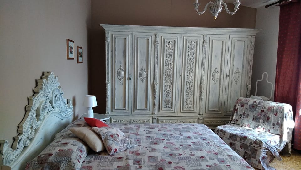 Desk, blackout drapes, free WiFi, bed sheets