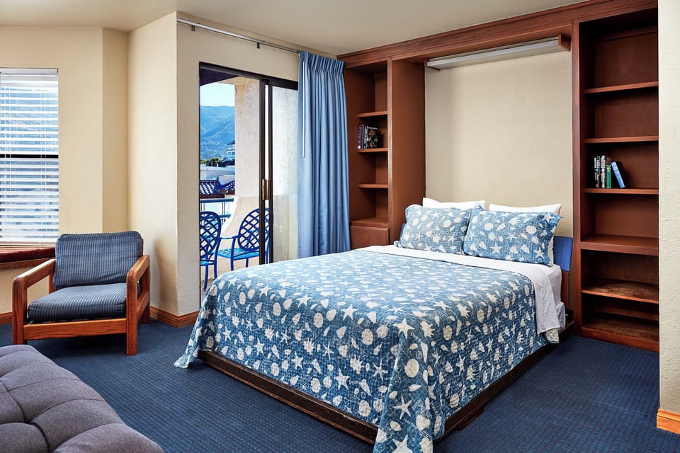 Suite, Multiple Beds, Ocean View | Living area | 32-inch flat-screen TV with cable channels, TV