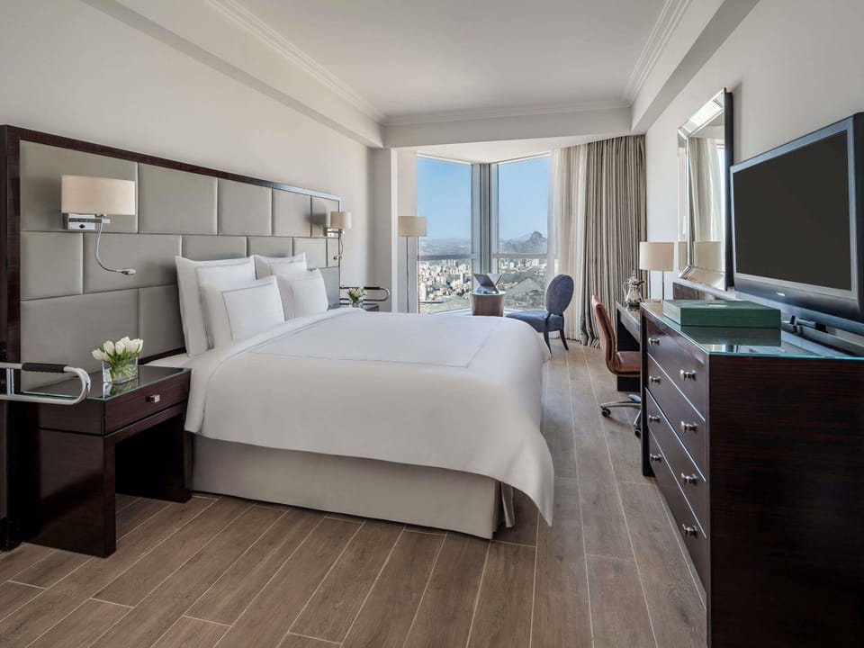 Premier Twin Room, 2 Twin Beds (Kaaba View) | Premium bedding, memory foam beds, in-room safe, desk