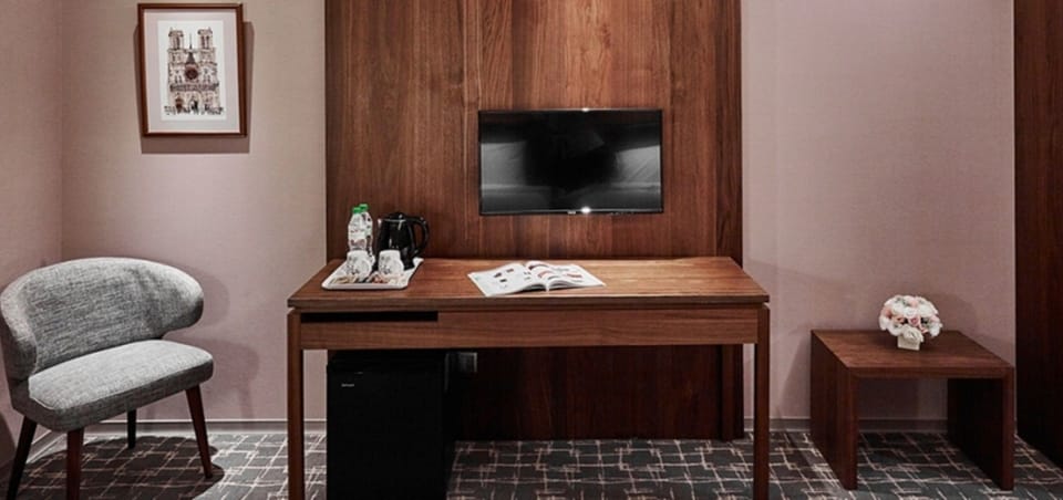 Laptop workspace, blackout drapes, free WiFi, bed sheets