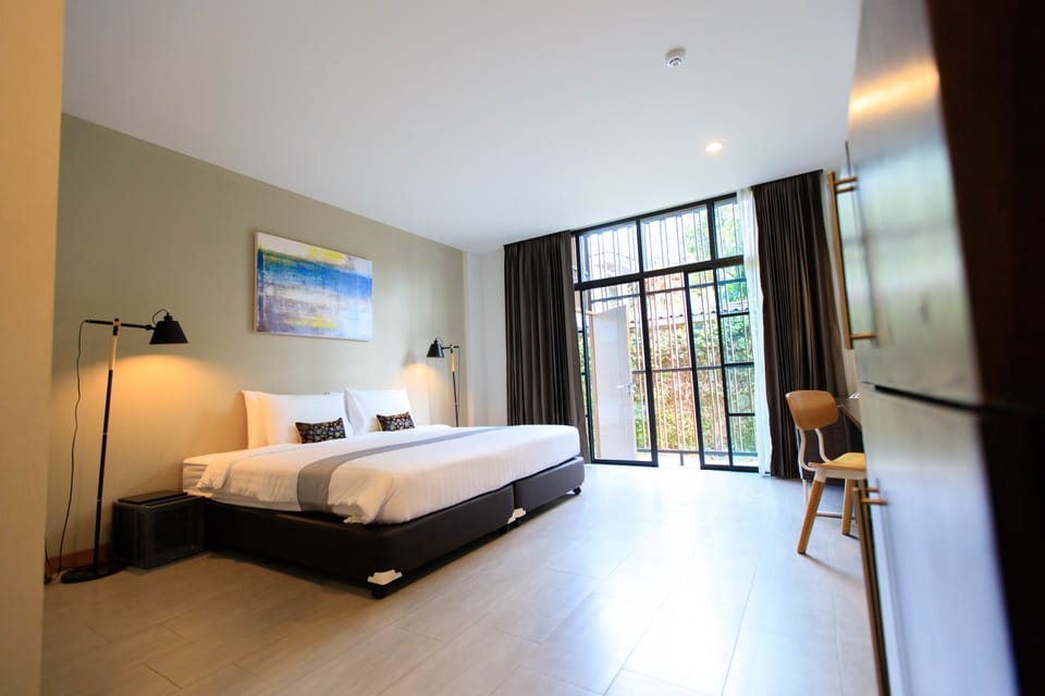 Deluxe Room | Minibar, in-room safe, desk, blackout drapes