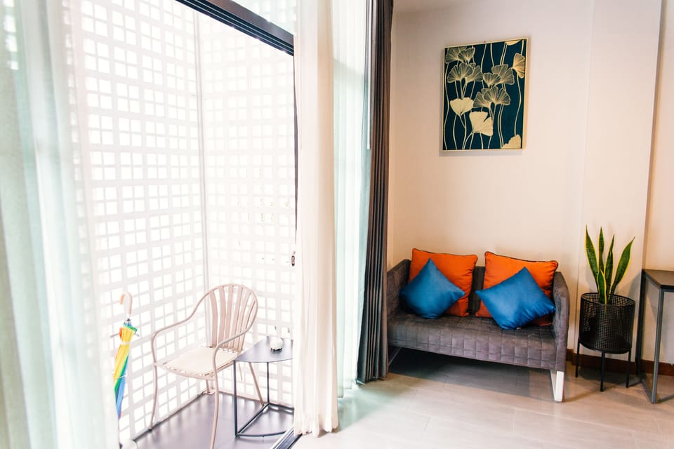 Deluxe Room | Living area | Flat-screen TV