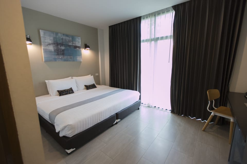 Superior Room | Minibar, in-room safe, desk, blackout drapes