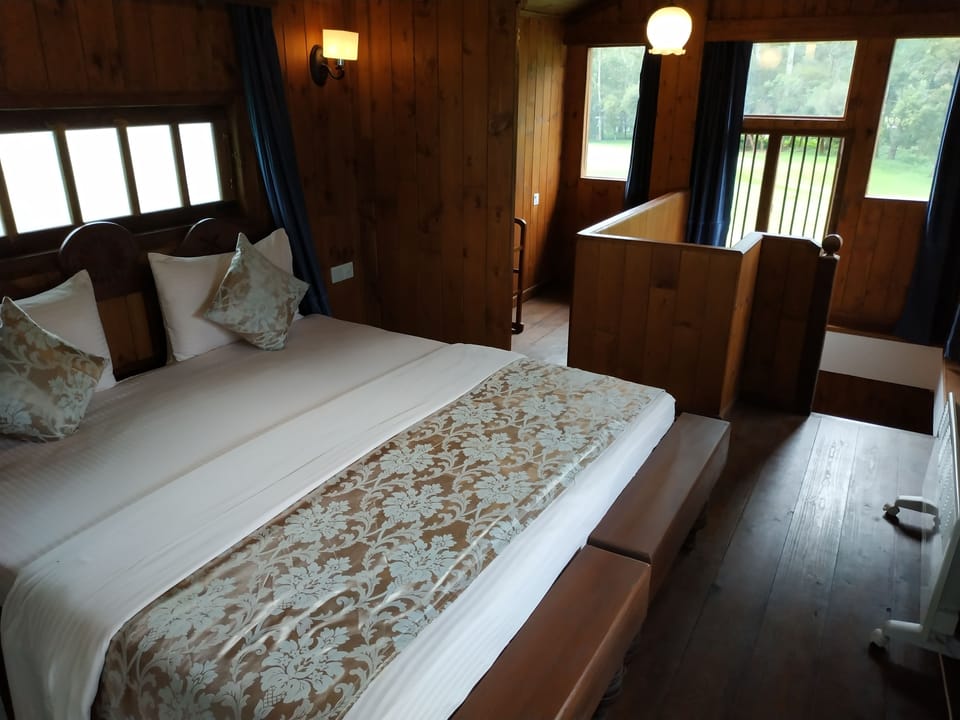 Deluxe Family Room | Desk, soundproofing, iron/ironing board, free WiFi