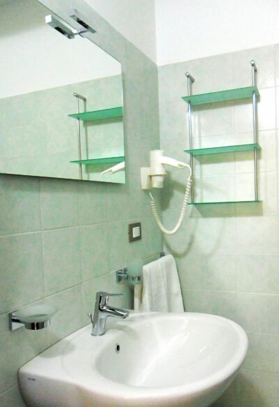 Shower, free toiletries, hair dryer, bidet