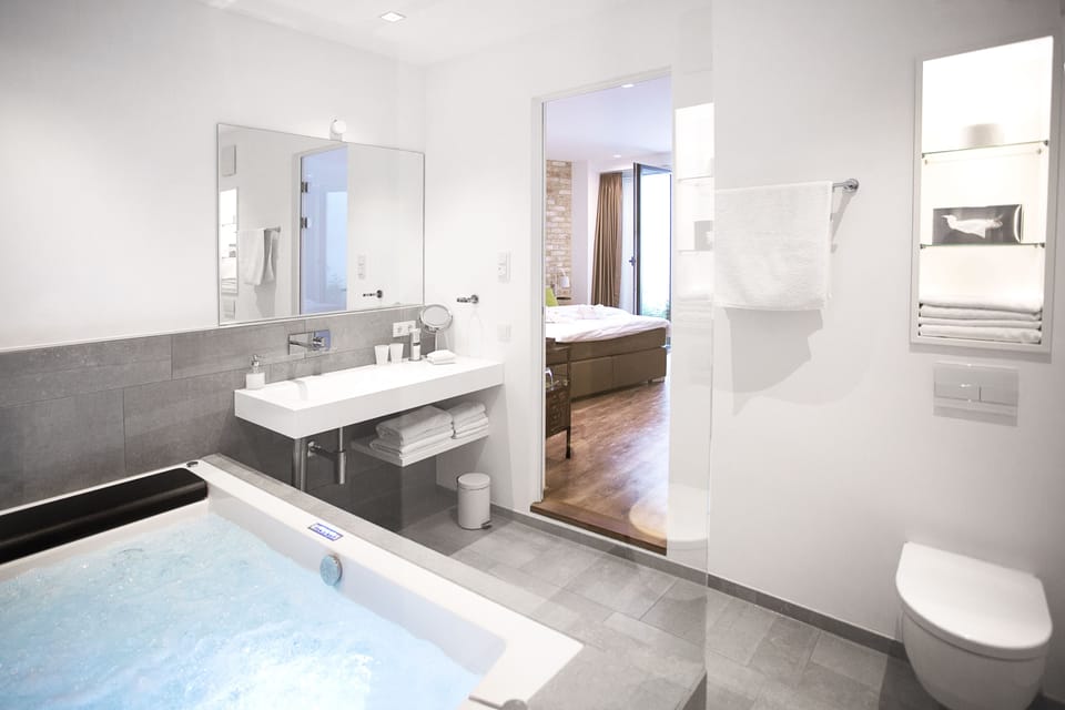 Deluxe Double Room, 1 Queen Bed, Non Smoking, Hot Tub | Bathroom | Free toiletries, hair dryer, towels