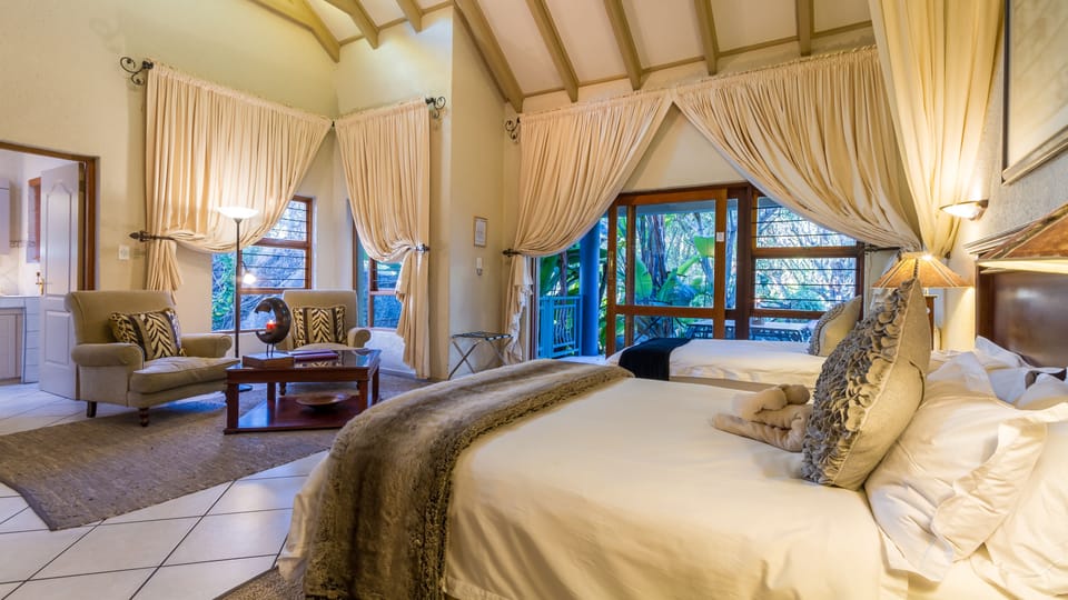 Exclusive Studio Suite, Multiple Beds, Hot Tub, Garden View | Living area | TV