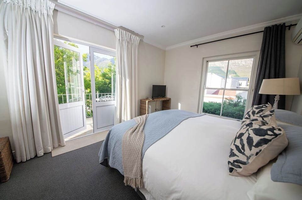 Luxury Room, 1 Bedroom | In-room safe, blackout drapes, soundproofing, iron/ironing board