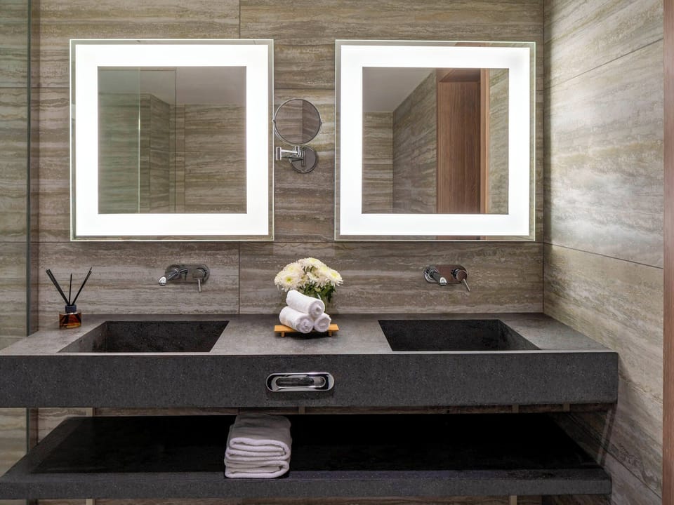 Executive Suite, 1 King Bed with Sofa bed | Bathroom | Eco-friendly toiletries, hair dryer, bathrobes, bidet