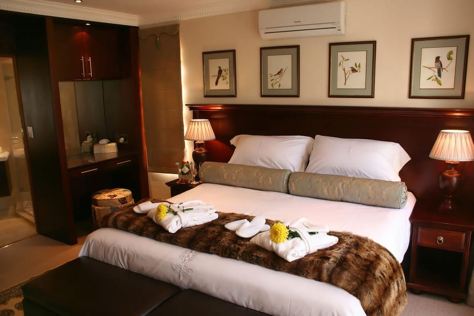 Luxury Suite, 1 Bedroom (Chardonnay Suite) | Egyptian cotton sheets, premium bedding, memory foam beds, minibar