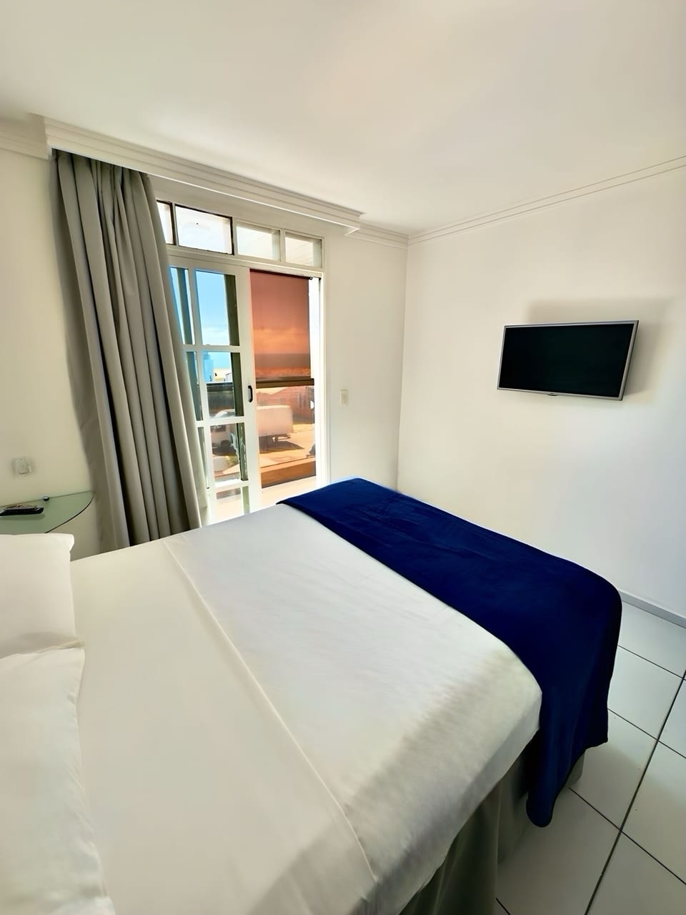 Ocean View Apartment | Minibar, bed sheets