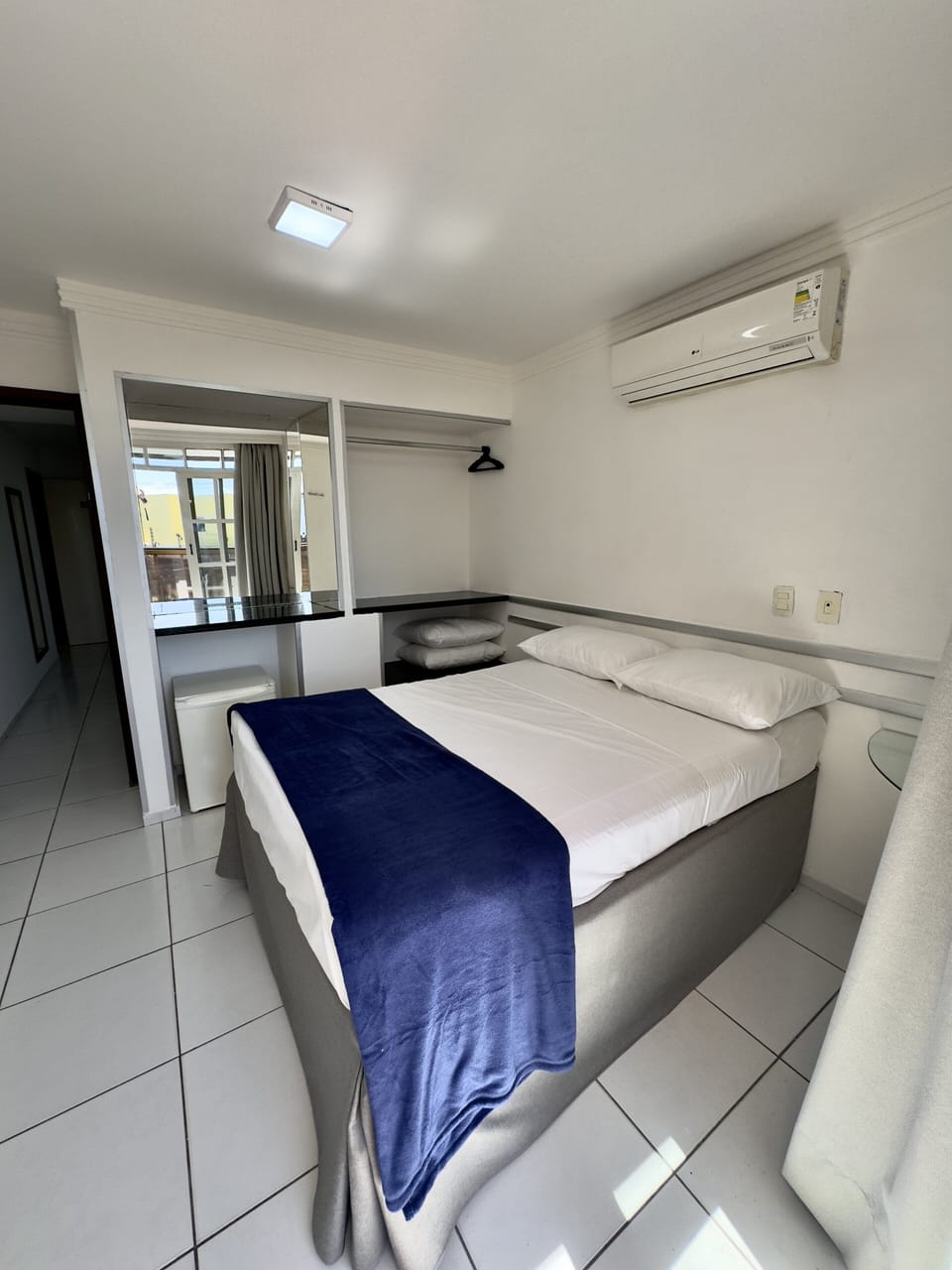 Ocean View Apartment | Minibar, bed sheets