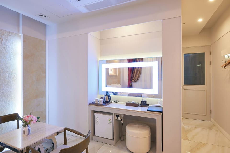 Standard Double Room | In-room safe, soundproofing, free WiFi, bed sheets