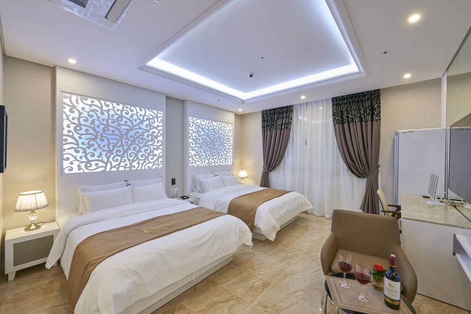 Deluxe Twin Room(LG Styler) | In-room safe, soundproofing, free WiFi, bed sheets