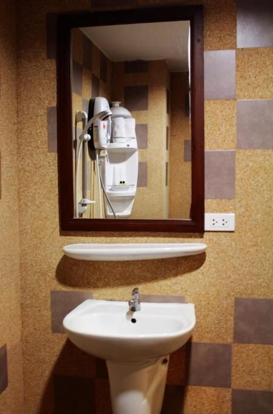 Shower, free toiletries, towels