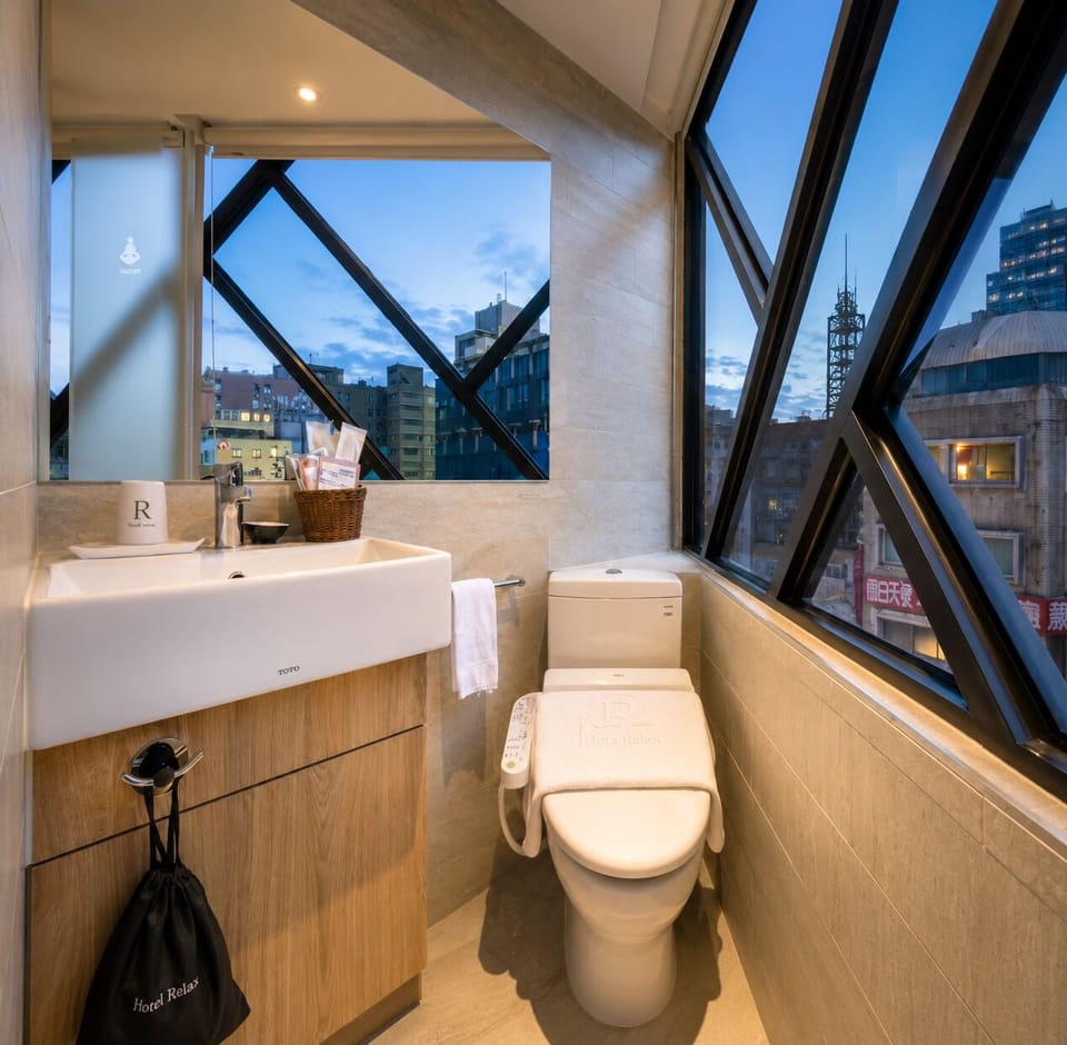 Standard Single Room, Non Smoking | Bathroom | Shower, hydromassage showerhead, eco-friendly toiletries, hair dryer