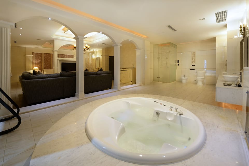 Platinum Suite | Bathroom | Separate tub and shower, rainfall showerhead, free toiletries