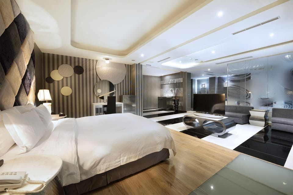 Platinum Suite | Down comforters, pillowtop beds, minibar, individually decorated