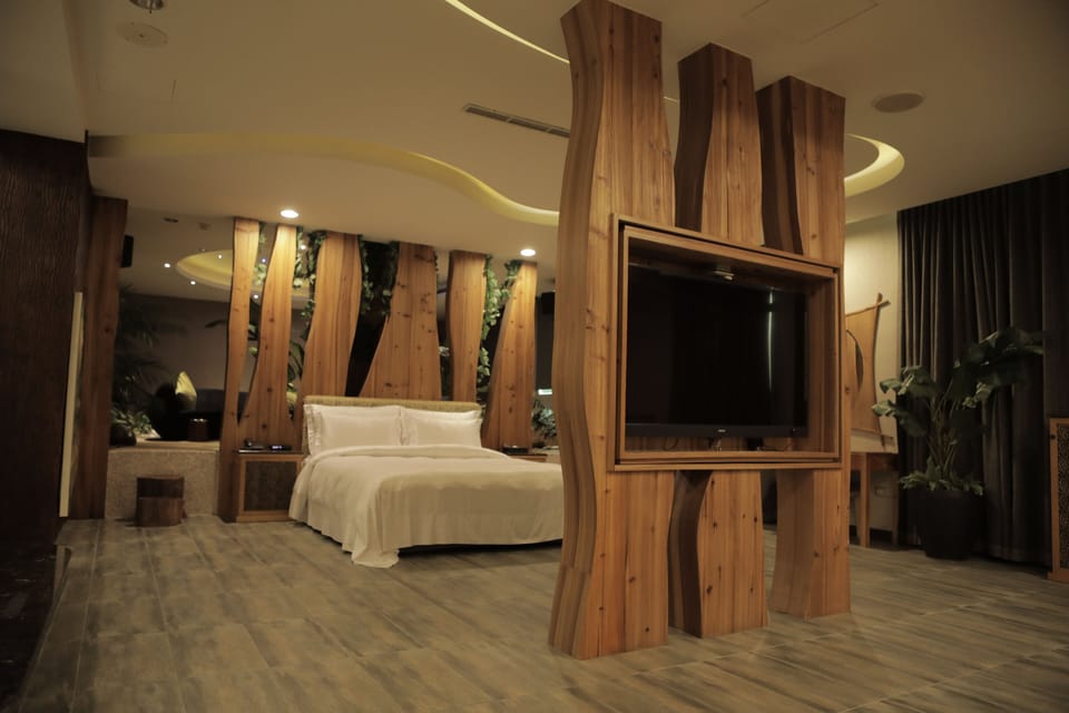 Presidential Suite | Premium bedding, minibar, individually decorated, individually furnished