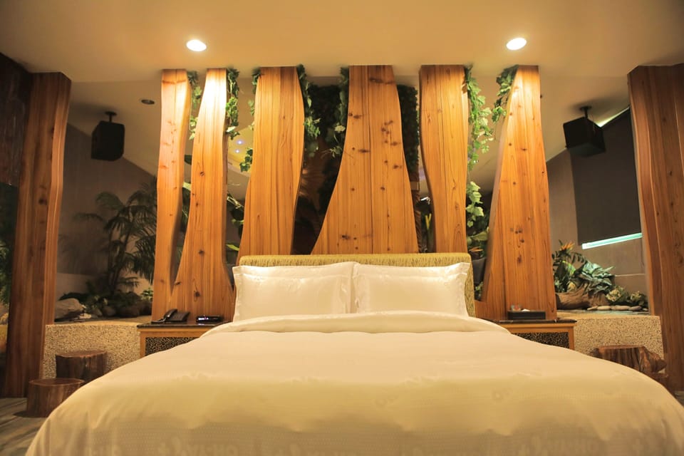 Presidential Suite | Premium bedding, minibar, individually decorated, individually furnished