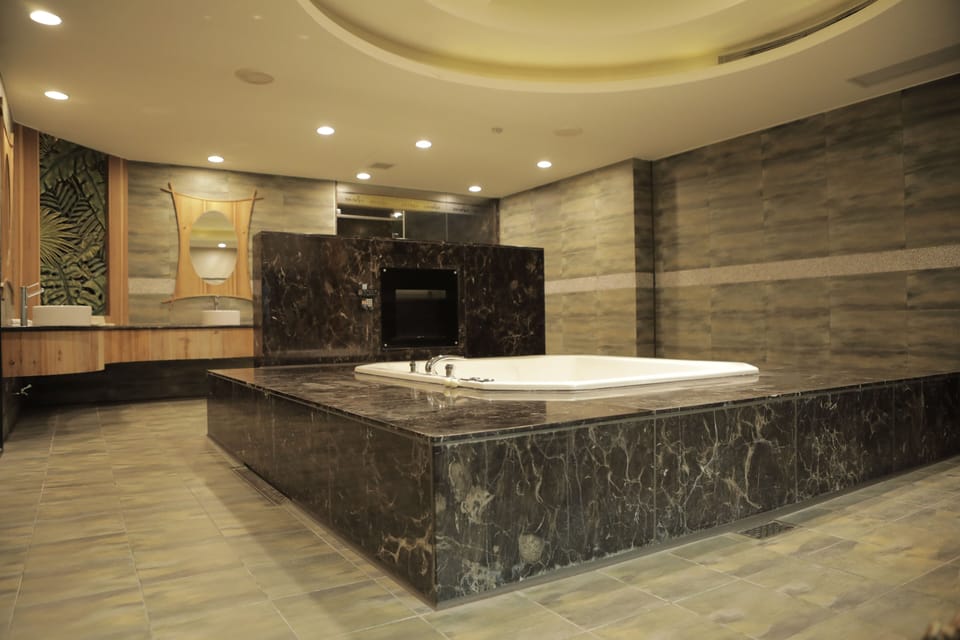 Presidential Suite | Bathroom | Shower, free toiletries, hair dryer, slippers