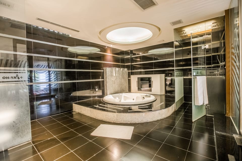 Indoor spa tub