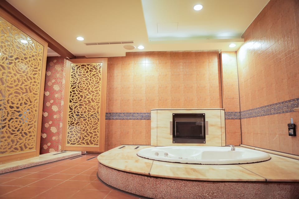 Grand Double Room | Bathroom | Shower, free toiletries, hair dryer, slippers