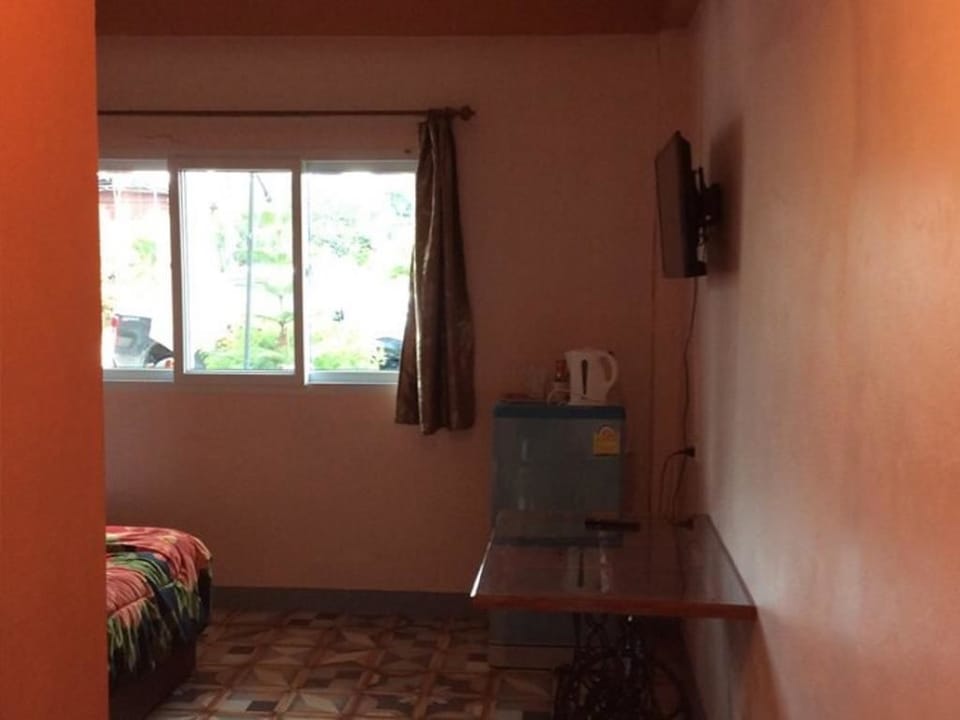 Economy room | Free minibar items, soundproofing, free WiFi