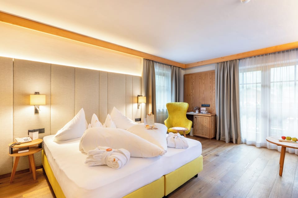 Junior Suite | Hypo-allergenic bedding, down comforters, minibar, in-room safe