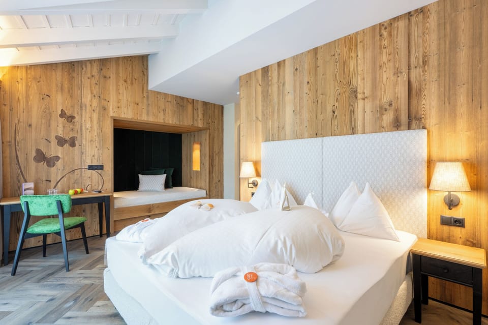 Junior Suite | Hypo-allergenic bedding, down comforters, minibar, in-room safe