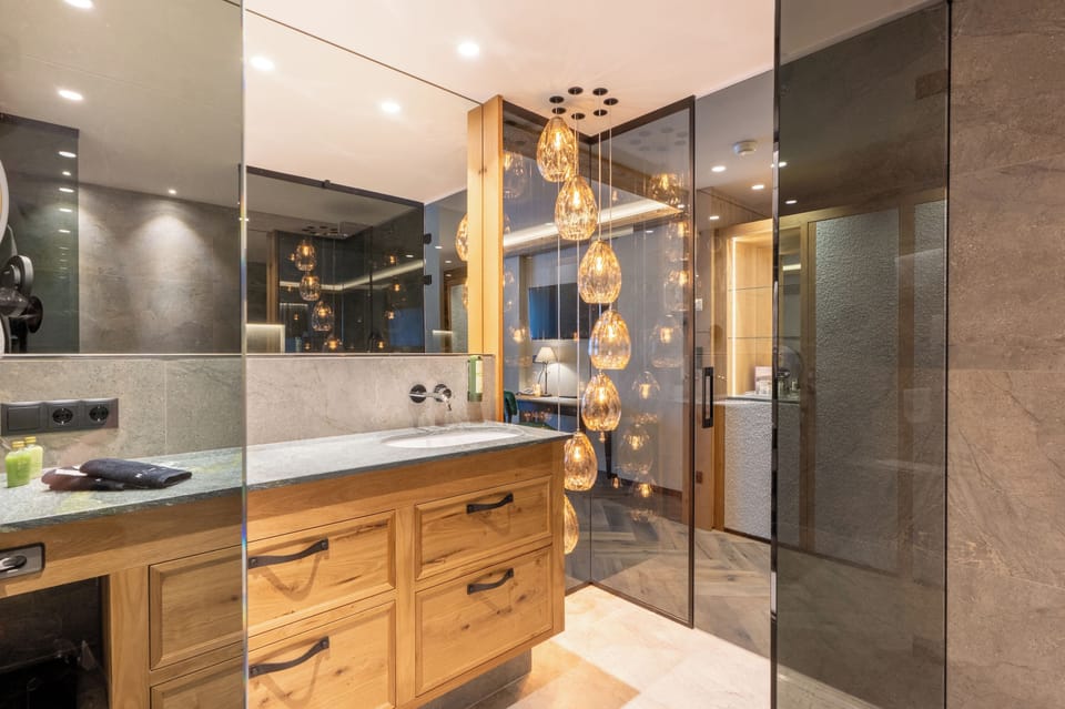 Junior Suite | Bathroom | Free toiletries, hair dryer, bathrobes, slippers