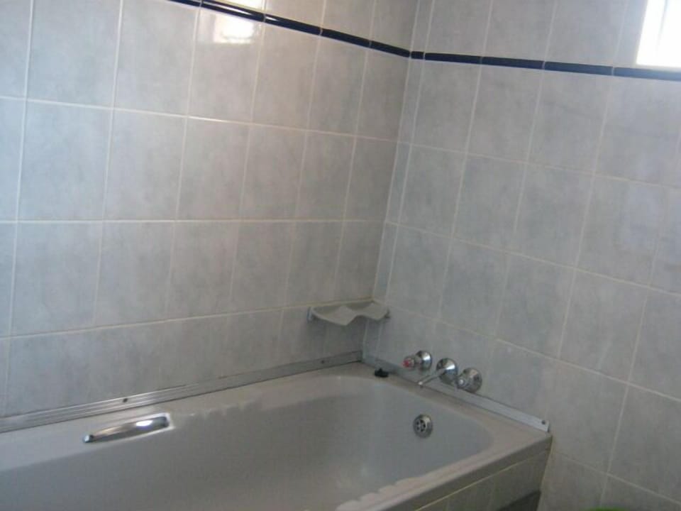 Bathtub, free toiletries, towels, soap