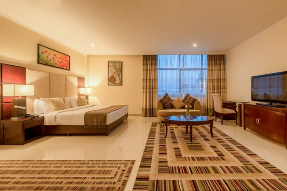 Executive Double Room | In-room safe, desk, blackout drapes, soundproofing